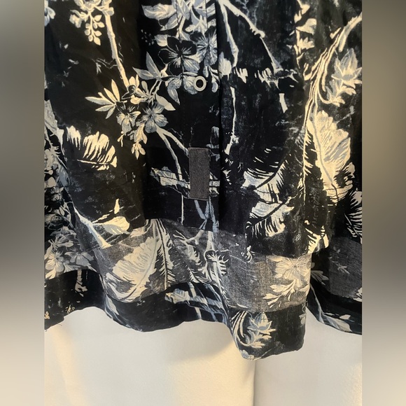 “We The Free “ Blue Floral Top Small relaxed fit - Picture 2 of 9